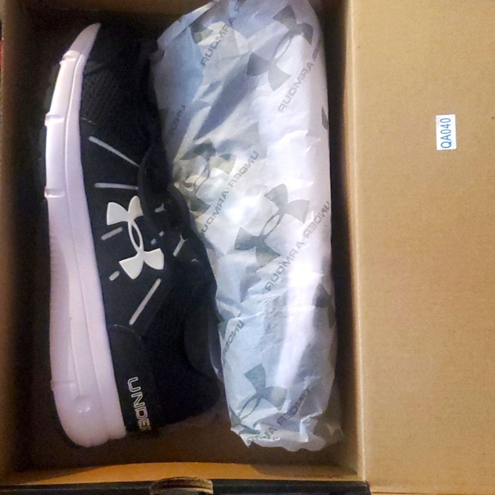 Under armor sz 7.5 women's athletic shoes